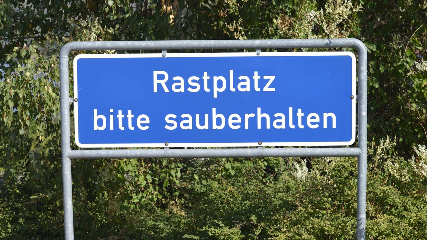 Rastplatz-Schild: Vier Insassen eines Pkw wurden in Polizeigewahrsam genommen. (Symbolbild)