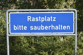 Rastplatz-Schild: Vier Insassen eines Pkw wurden in Polizeigewahrsam genommen. (Symbolbild)