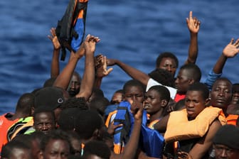 Seenotrettung von Bootsflüchtlingen im Mittelmeer vor Libyen: Die Europäische Kommission soll das "Projekt Aurora" finanzieren.