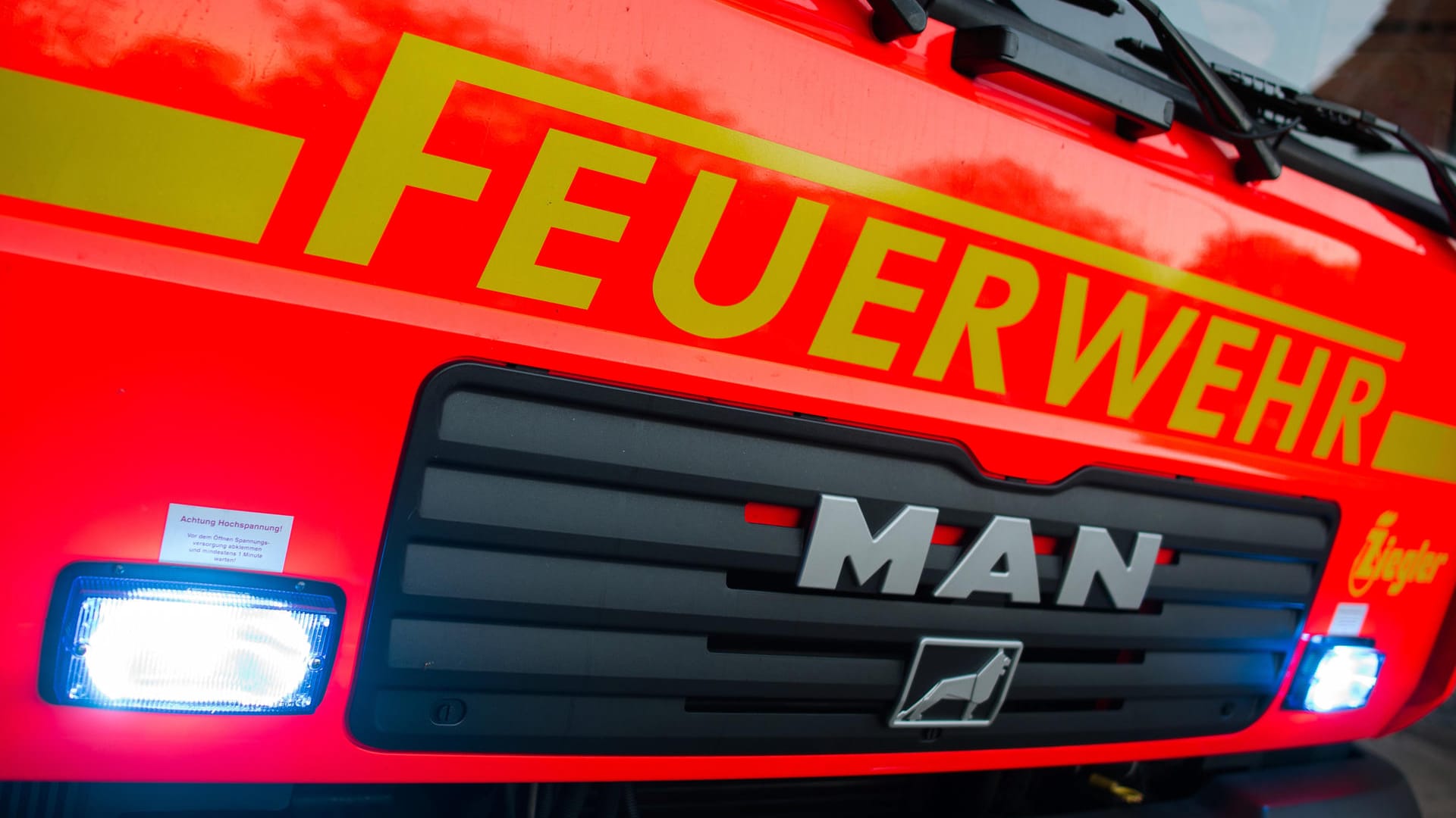 Feuerwehr im Einsatz: Ein Mann wurde bei einem großen Brand schwer verletzt. (Symbolbild) Feuerwehr im Einsatz: Ein Mann wurde bei einem großen Brand schwer verletzt. (Symbolbild)