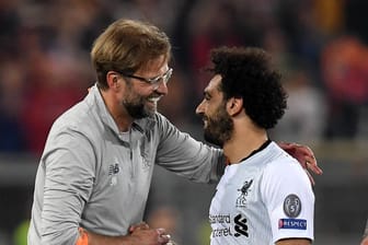 Jürgen Klopp mit Mohamed Salah: Liverpool hat den Vertrag mit dem Stürmerstar langfristig verlängert.