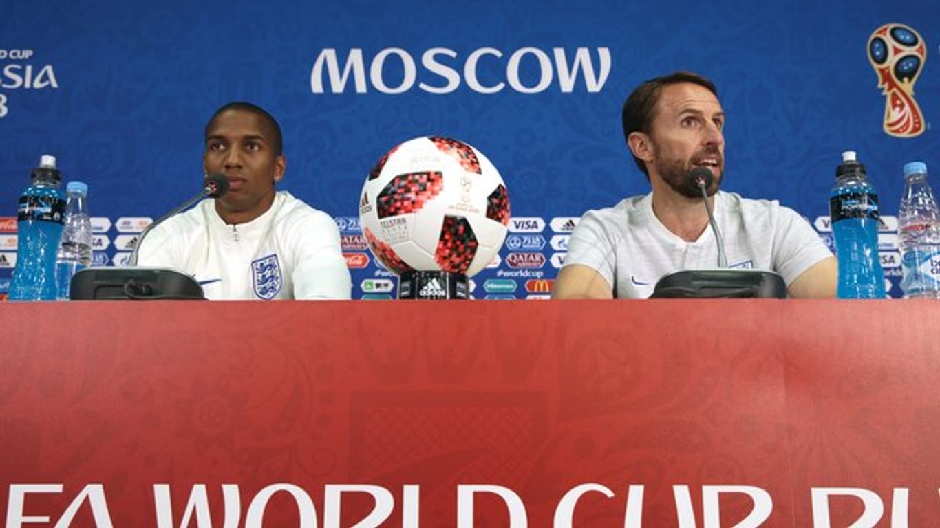 Nationalspieler Ashley Young (l) und Englands Trainer Gareth Southgate nehmen bei einer Pressekonferenz teil.