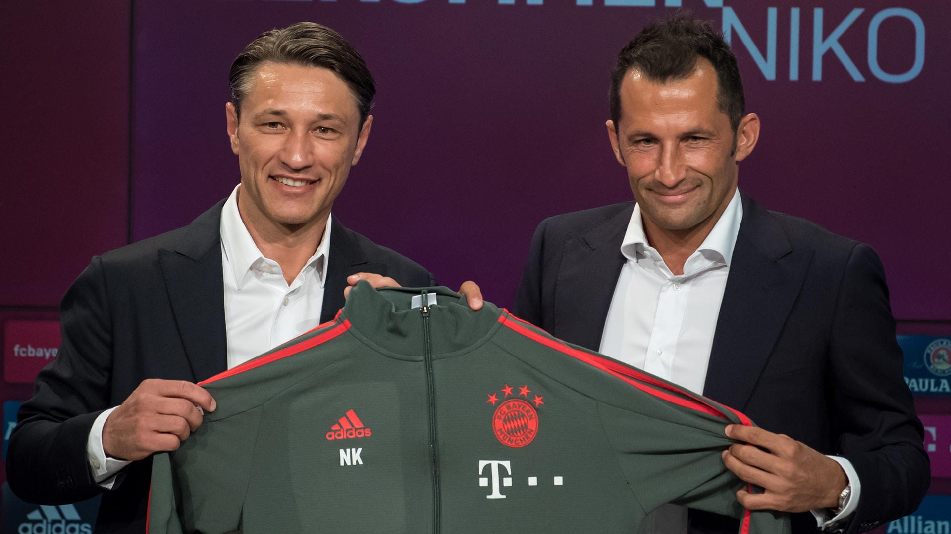 Pressekonferenz der Bayern: Niko Kovac bekommt von Sportdirektor Hasan Salihamidzic seine offizielle Trainingsjacke mit den Initialen NK.