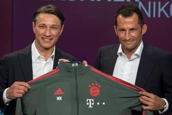 Pressekonferenz der Bayern: Niko Kovac bekommt von Sportdirektor Hasan Salihamidzic seine offizielle Trainingsjacke mit den Initialen NK.