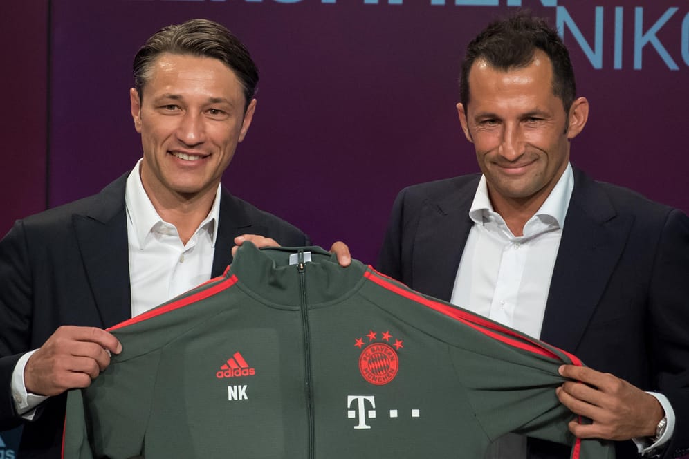 Pressekonferenz der Bayern: Niko Kovac bekommt von Sportdirektor Hasan Salihamidzic seine offizielle Trainingsjacke mit den Initialen NK.