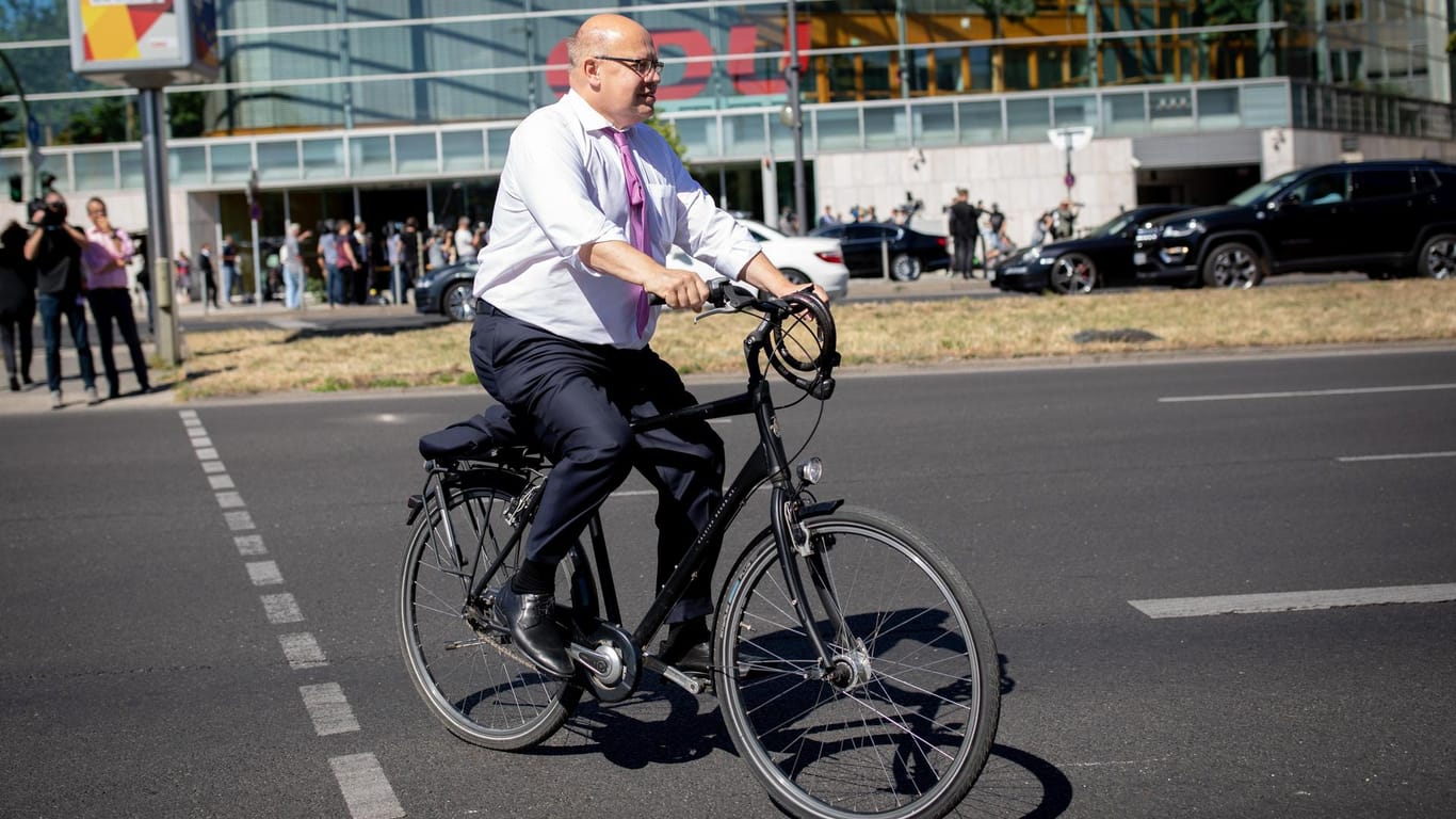 Den Kopf freistrampeln: Wirtschaftsminister Peter Altmaier (CDU) verlässt auf seinem Fahrrad die CDU-Parteizentrale.