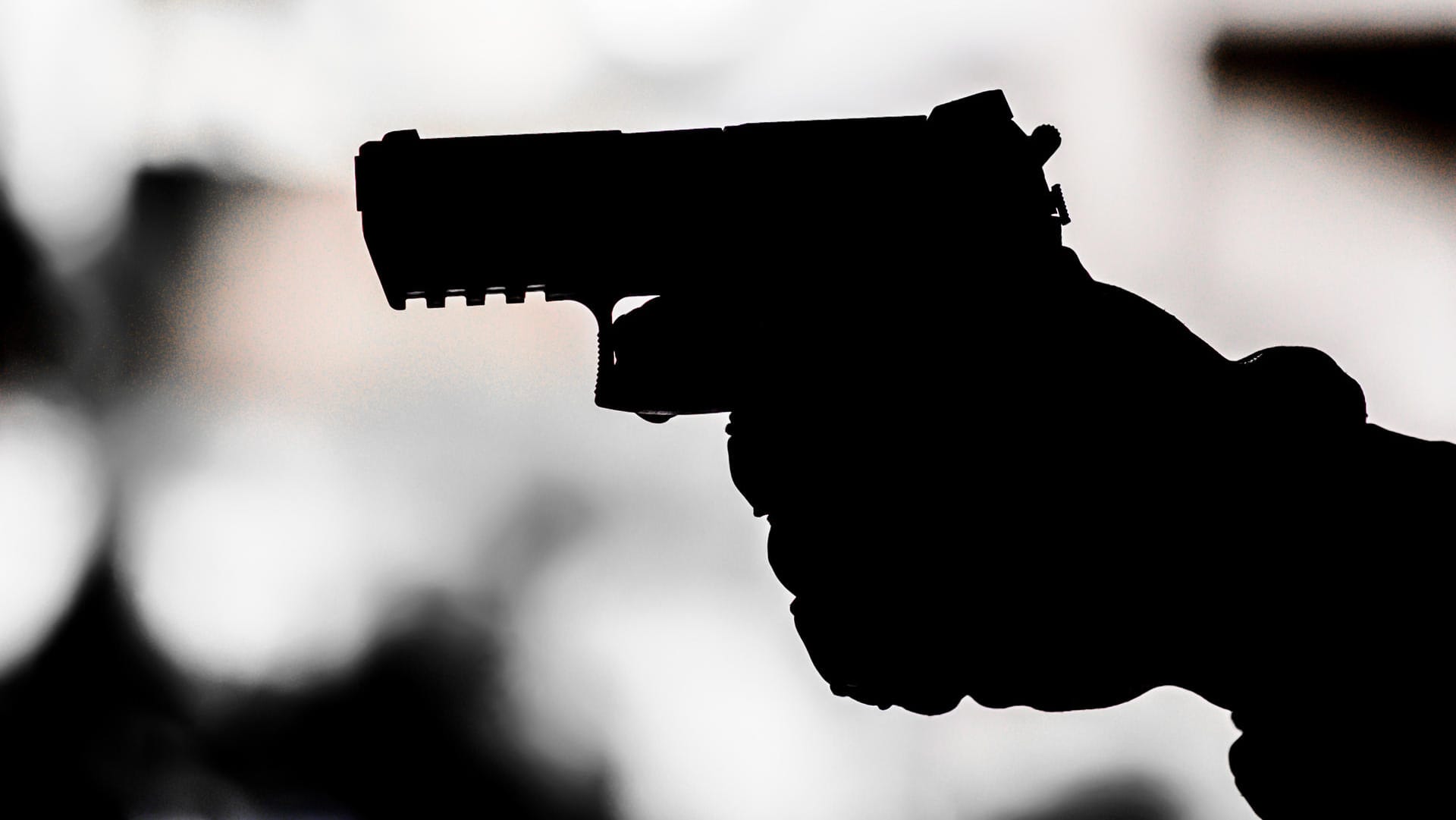 Mann mit Pistole: Aus bisher ungeklärter Ursache schossen Täter auf öffentlichen Nahverkehr. (Symbolbild) Mann mit Pistole: Aus bisher ungeklärter Ursache schossen Täter auf öffentlichen Nahverkehr. (Symbolbild)