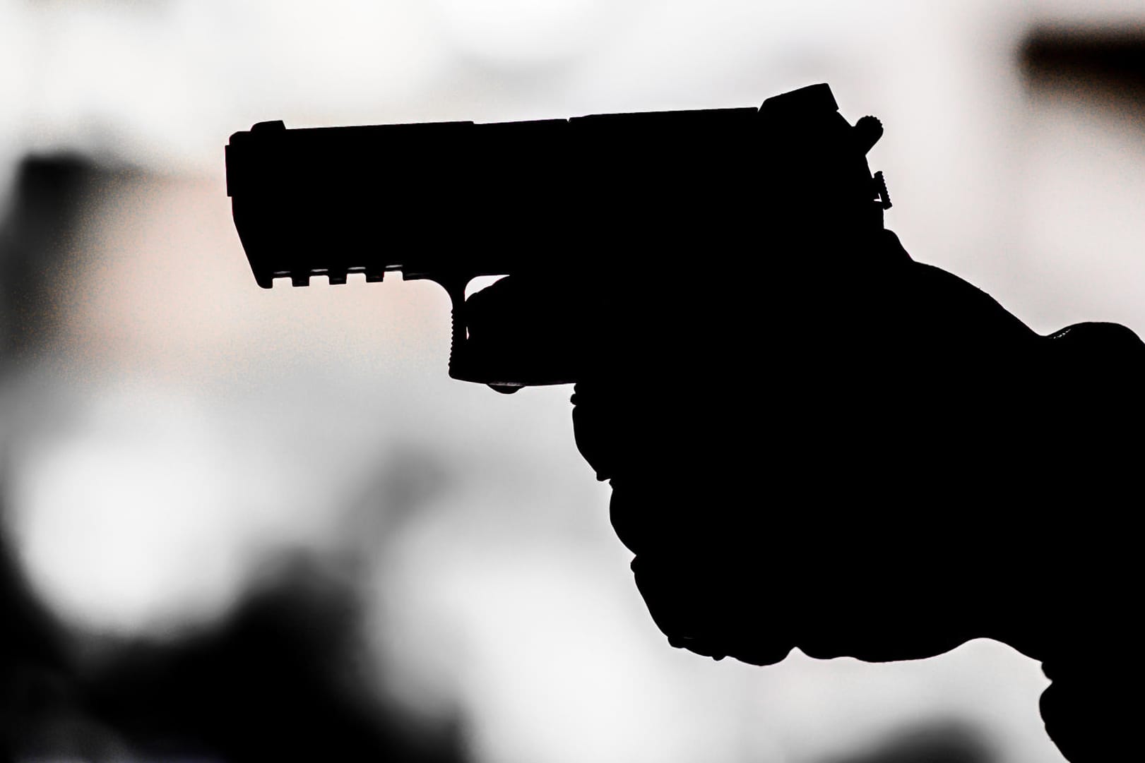 Mann mit Pistole: Aus bisher ungeklärter Ursache schossen Täter auf öffentlichen Nahverkehr. (Symbolbild)