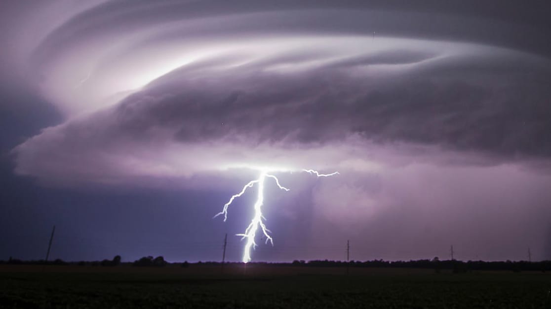 Ein Blitz schlägt auf einem Feld ein: Im Südwesten drohen zum Teil heftige Gewitter.