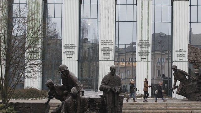 Trotz Warnungen der EU-Kommission wollen Polens Regierende oberste Richter früher in den Ruhestand schicken. Trotz Warnungen der EU-Kommission wollen Polens Regierende oberste Richter früher in den Ruhestand schicken.