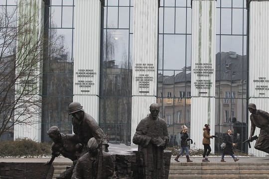 Trotz Warnungen der EU-Kommission wollen Polens Regierende oberste Richter früher in den Ruhestand schicken.