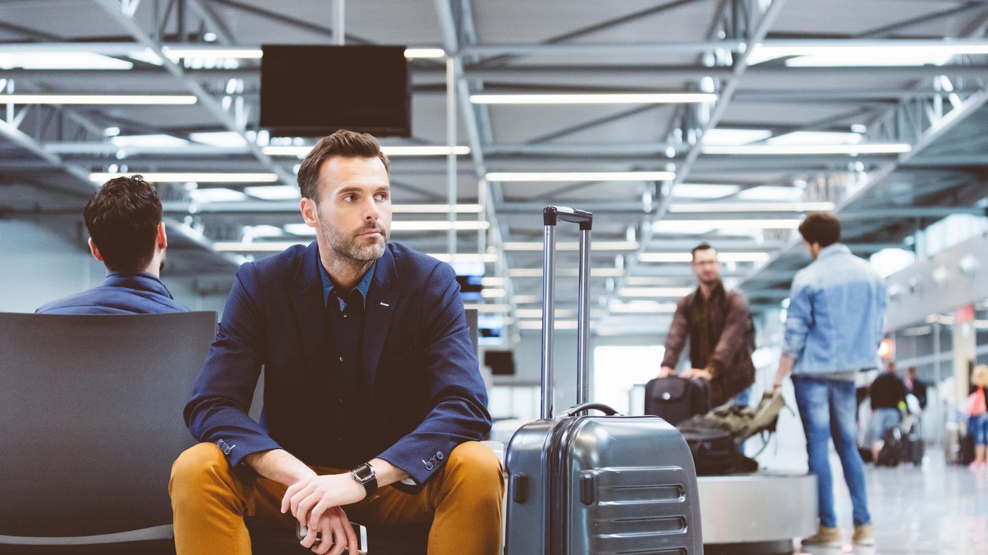 Mann wartet am Flughafen