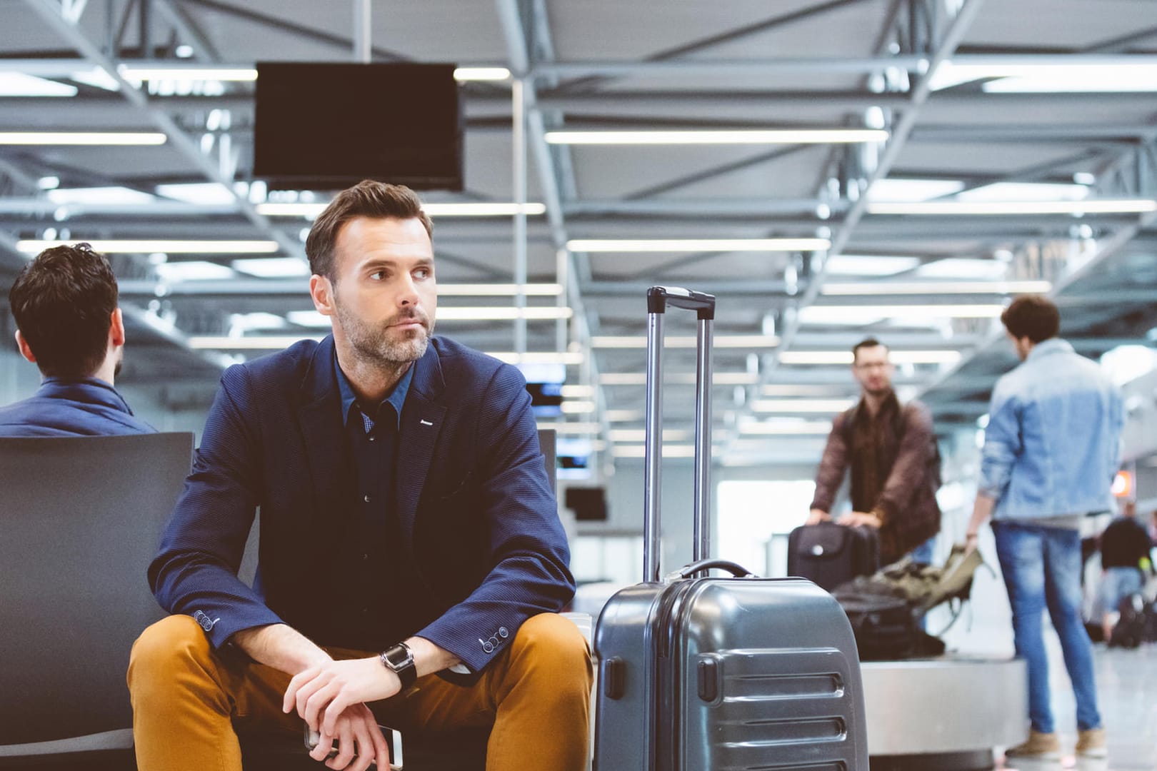 Mann wartet am Flughafen