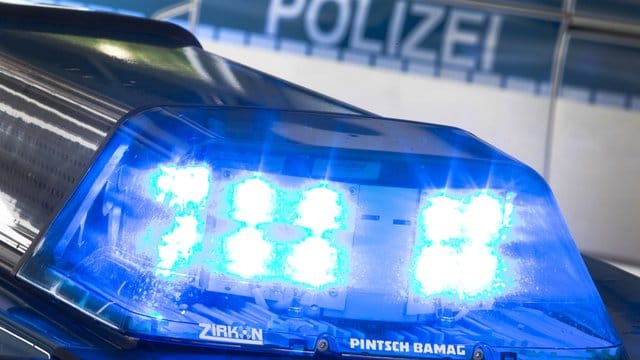 Ein Blaulicht auf dem Dach eines Polizeiwagens.