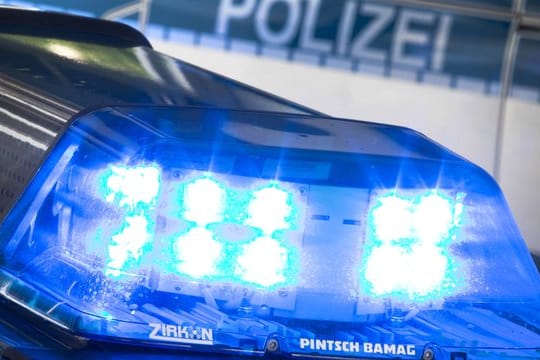 Ein Blaulicht auf dem Dach eines Polizeiwagens.