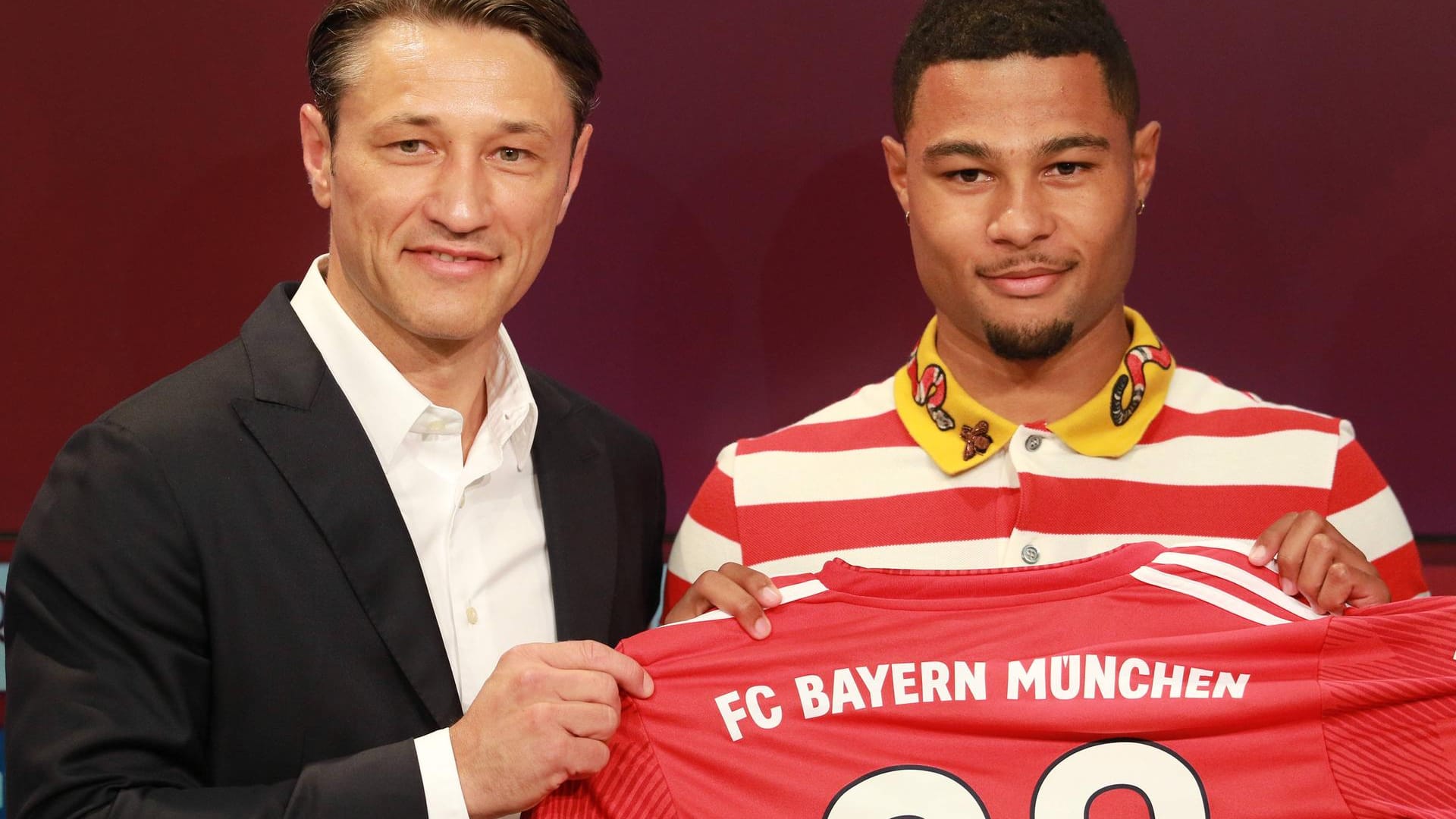 Bayern-Trainer Niko Kovac mit Serge Gnabry: Der Neuzugang sorgte mit einem Schlangenshirt für Aufsehen.