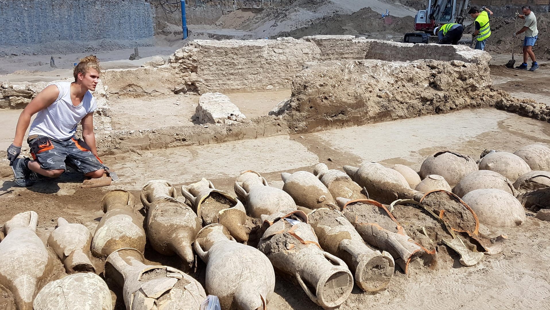 Die antiken Amphoren liegen im neuen Mainzer Stadviertel Zollhafen auf einer Baustelle: Der Fund umfasst 45 tönerne Gefäße.