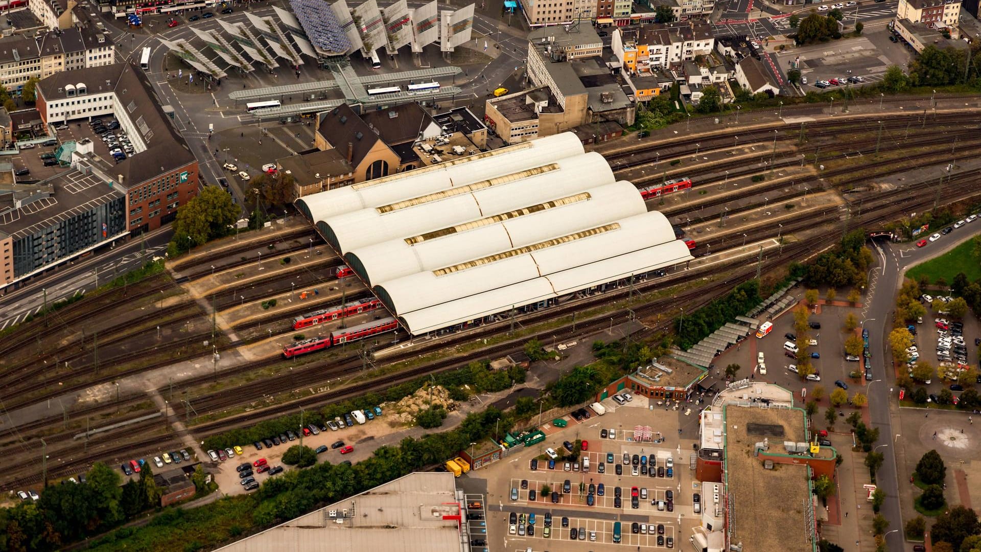 Der Hauptbahnhof Mönchengladbach: In dem Bahnhofsgebäude konnte die Polizei den Mann festnehmen. (Archivbild) Der Hauptbahnhof Mönchengladbach: In dem Bahnhofsgebäude konnte die Polizei den Mann festnehmen. (Archivbild)