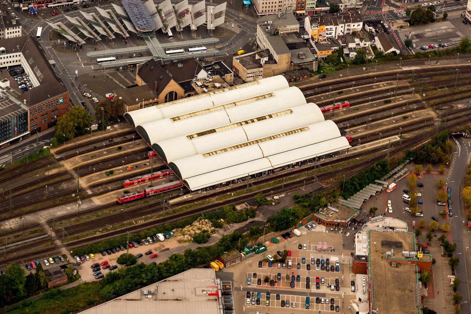 Der Hauptbahnhof Mönchengladbach: In dem Bahnhofsgebäude konnte die Polizei den Mann festnehmen. (Archivbild)