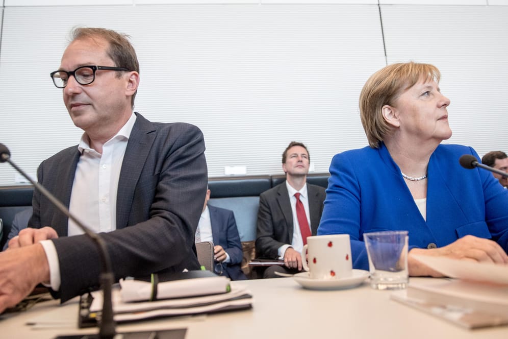 Bundeskanzlerin Angela Merkel (CDU) und Alexander Dobrindt, Landesgruppenchef der CSU: In der Unionskrise verhalten sich die Beteiligten wie ein Ehepaar, sagt der Verhandlungsexperte Matthias Schranner.