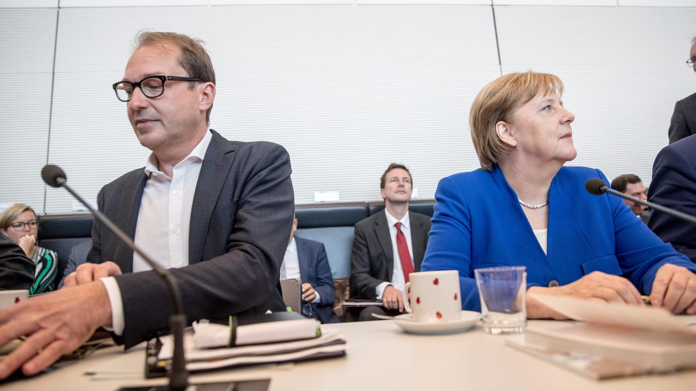 Bundeskanzlerin Angela Merkel (CDU) und Alexander Dobrindt, Landesgruppenchef der CSU: In der Unionskrise verhalten sich die Beteiligten wie ein Ehepaar, sagt der Verhandlungsexperte Matthias Schranner.