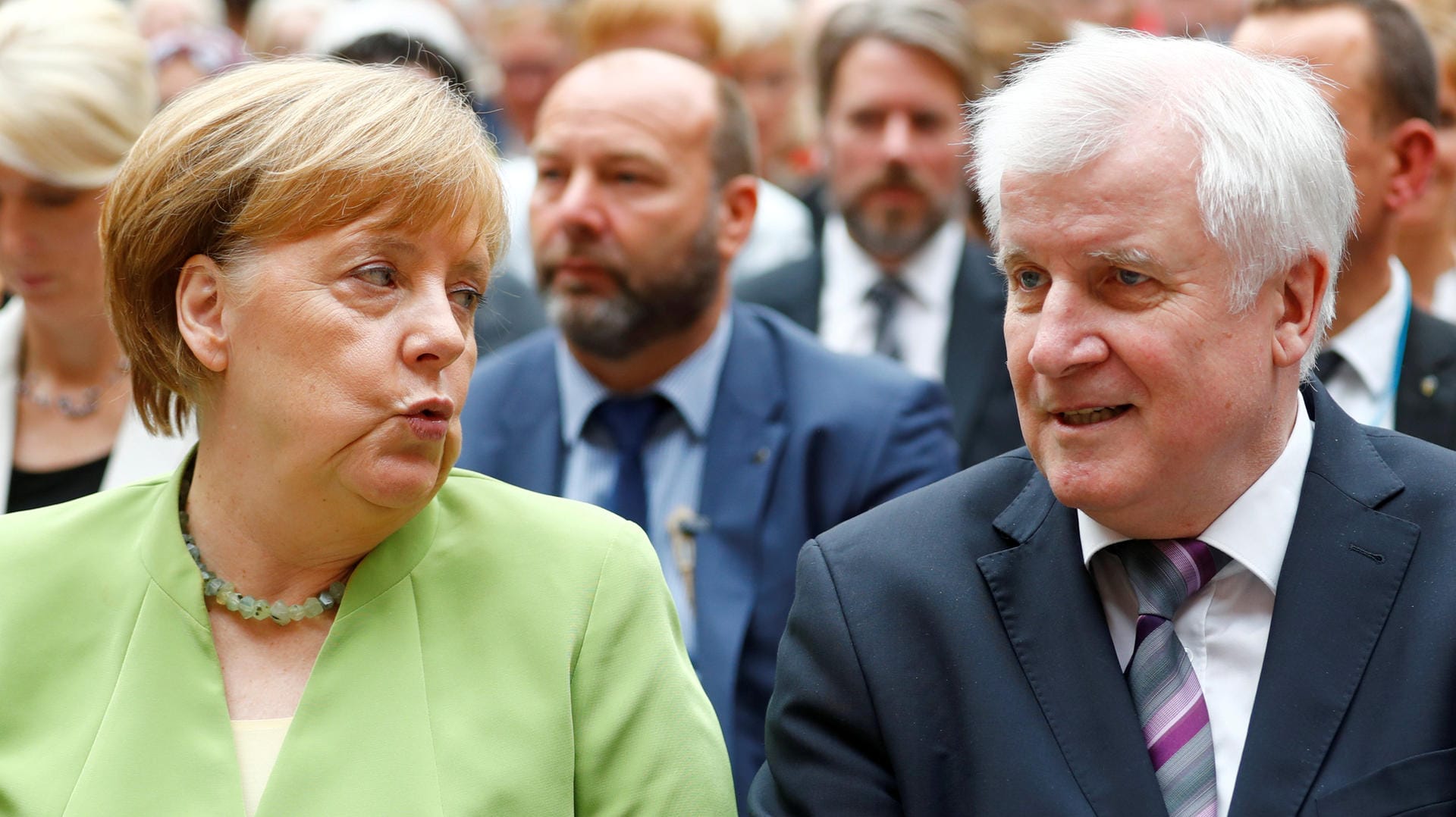 Angela Merkel und Horst Seehofer: Die beiden Kontrahenten kamen zu einem Gespräch bei Bundestagspräsident Wolfgang Schäuble zusammen. Angela Merkel und Horst Seehofer: Die beiden Kontrahenten kamen zu einem Gespräch bei Bundestagspräsident Wolfgang Schäuble zusammen.