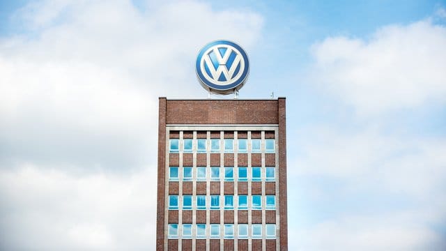 Volkswagenlogo auf dem Dach eines Hochhauses Volkswagenlogo auf dem Dach eines Hochhauses