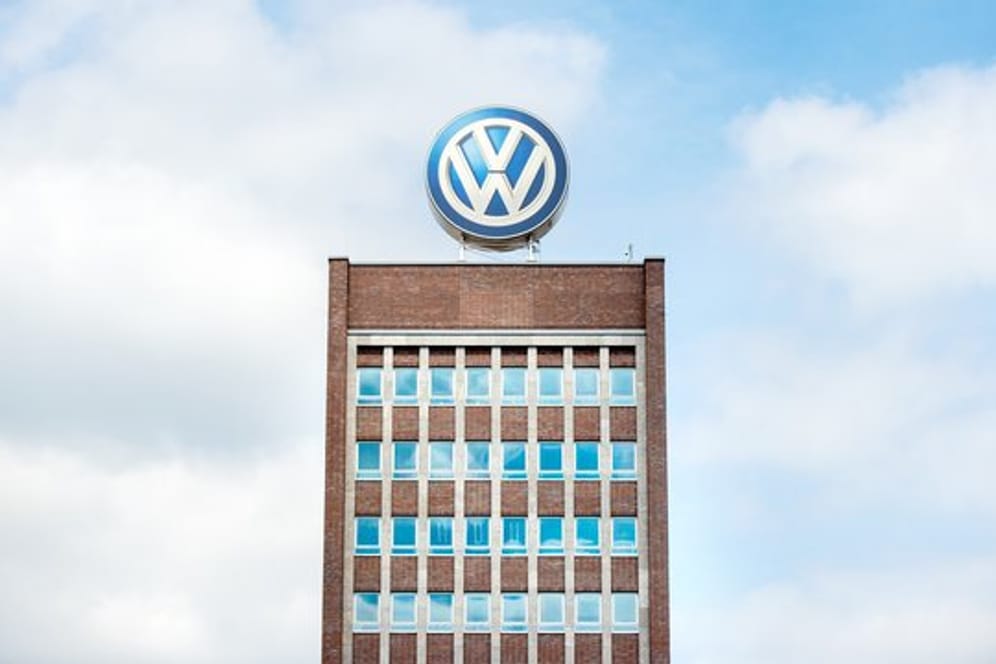 Volkswagenlogo auf dem Dach eines Hochhauses