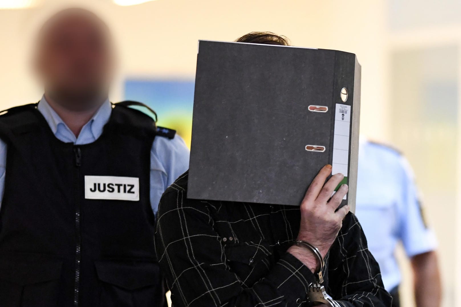 Der wegen Kindesmissbrauchs angeklagte Jürgen W. aus der Schweiz neben einem Justizbeamten: Dreimal soll der Schweizer das neunjährige Opfer missbraucht haben.