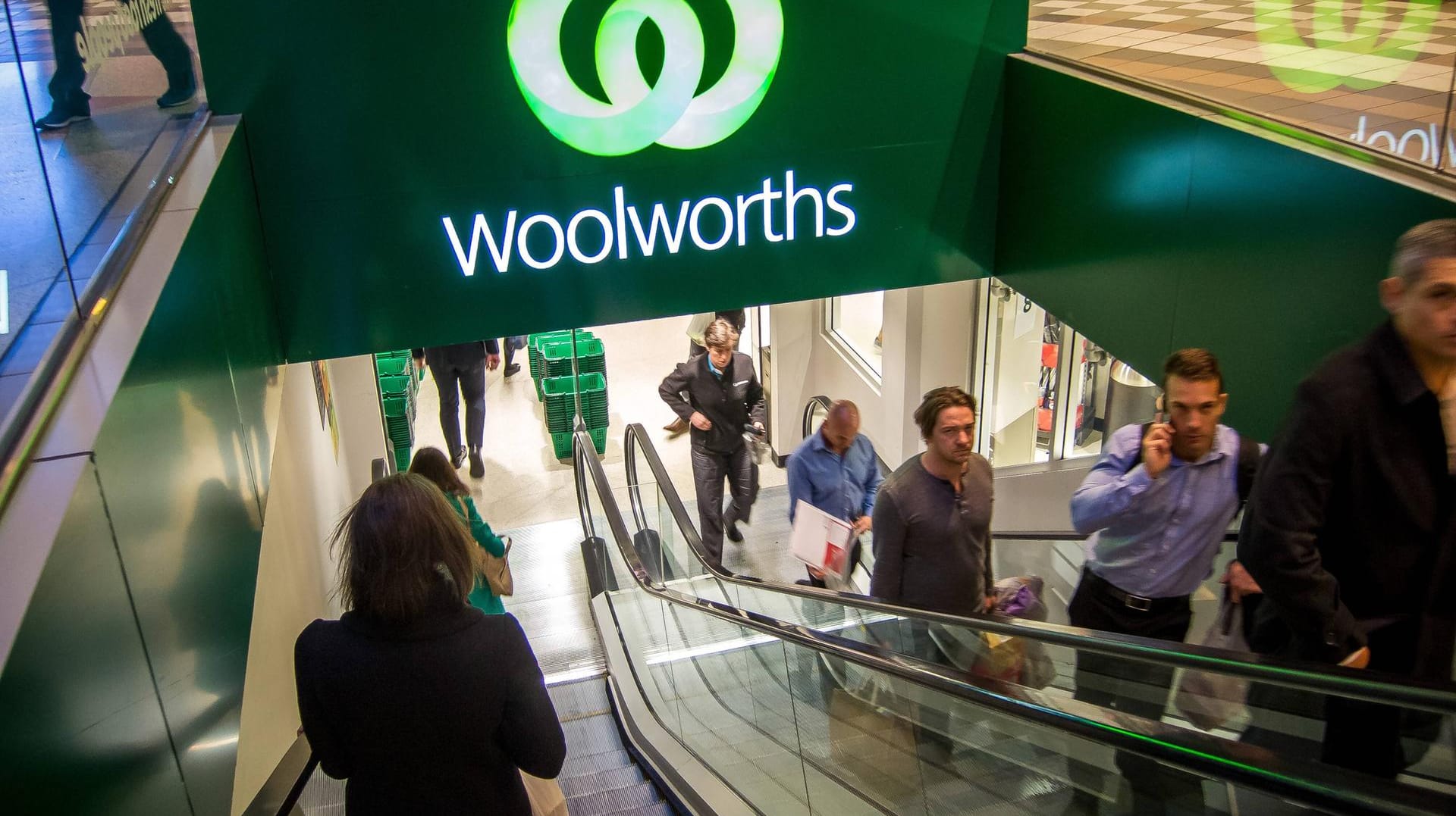 Der Eingang eines "Woolworths"-Supermarkts in Australien: Für 15 australische Cent erhalten Kunden weiterhin Plastiktüten. (Archivbild)