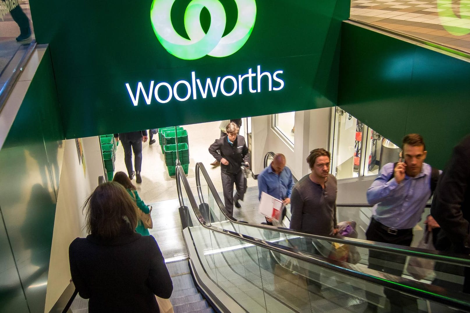 Der Eingang eines "Woolworths"-Supermarkts in Australien: Für 15 australische Cent erhalten Kunden weiterhin Plastiktüten. (Archivbild)