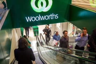 Der Eingang eines "Woolworths"-Supermarkts in Australien: Für 15 australische Cent erhalten Kunden weiterhin Plastiktüten. (Archivbild)