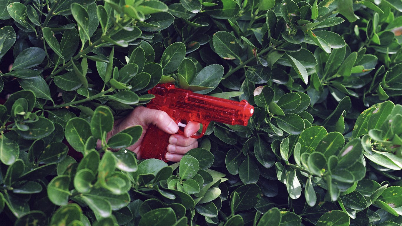 Eine rote Plastikpistole: Eine 46-Jährige hatte sich über einen Angriff mit Wasser eines 11-Jährigen geärgert. (Symbolbild)