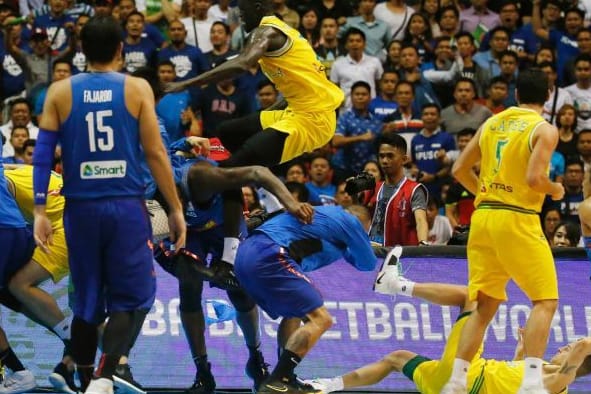 Der Phillipine Jason Williams springt, um den Australischen Spieler Daniel Kickert zu schlagen.