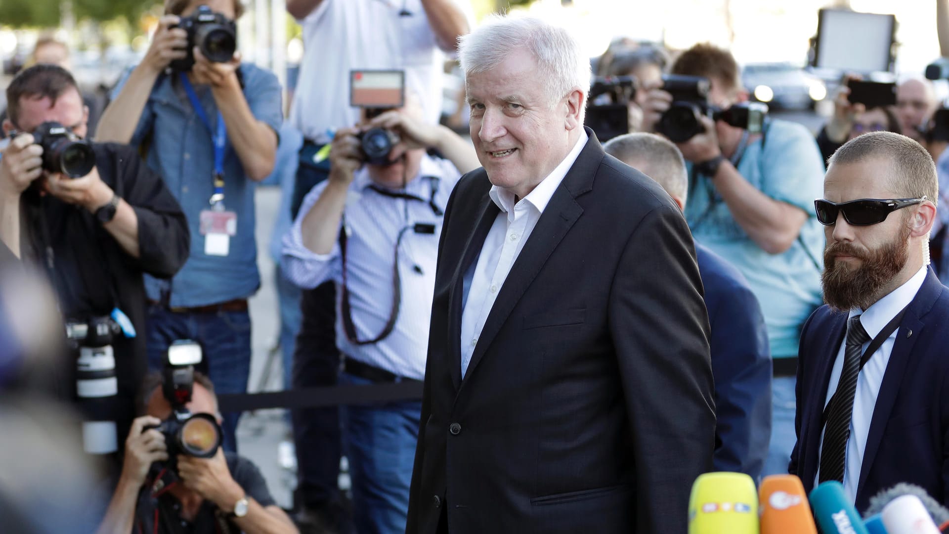 Horst Seehofer: Erst kündigt er seinen Rücktritt an, dann findet sich doch noch eine Einigung.