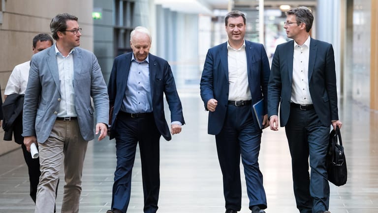 Andreas Scheuer, Edmund Stoiber, Markus Söder und Markus Blume nach der Vorbesprechung der CSU im Bundestag: Sie scheuten dann doch den Bruch der Union.