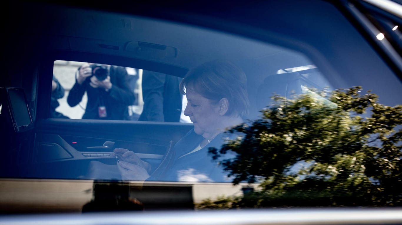 Angela Merkel in ihrer Limousine: Bundestagspräsident Wolfgang Schäuble hatte um ein Gespräch mit ihr und Seehofer gebeten.