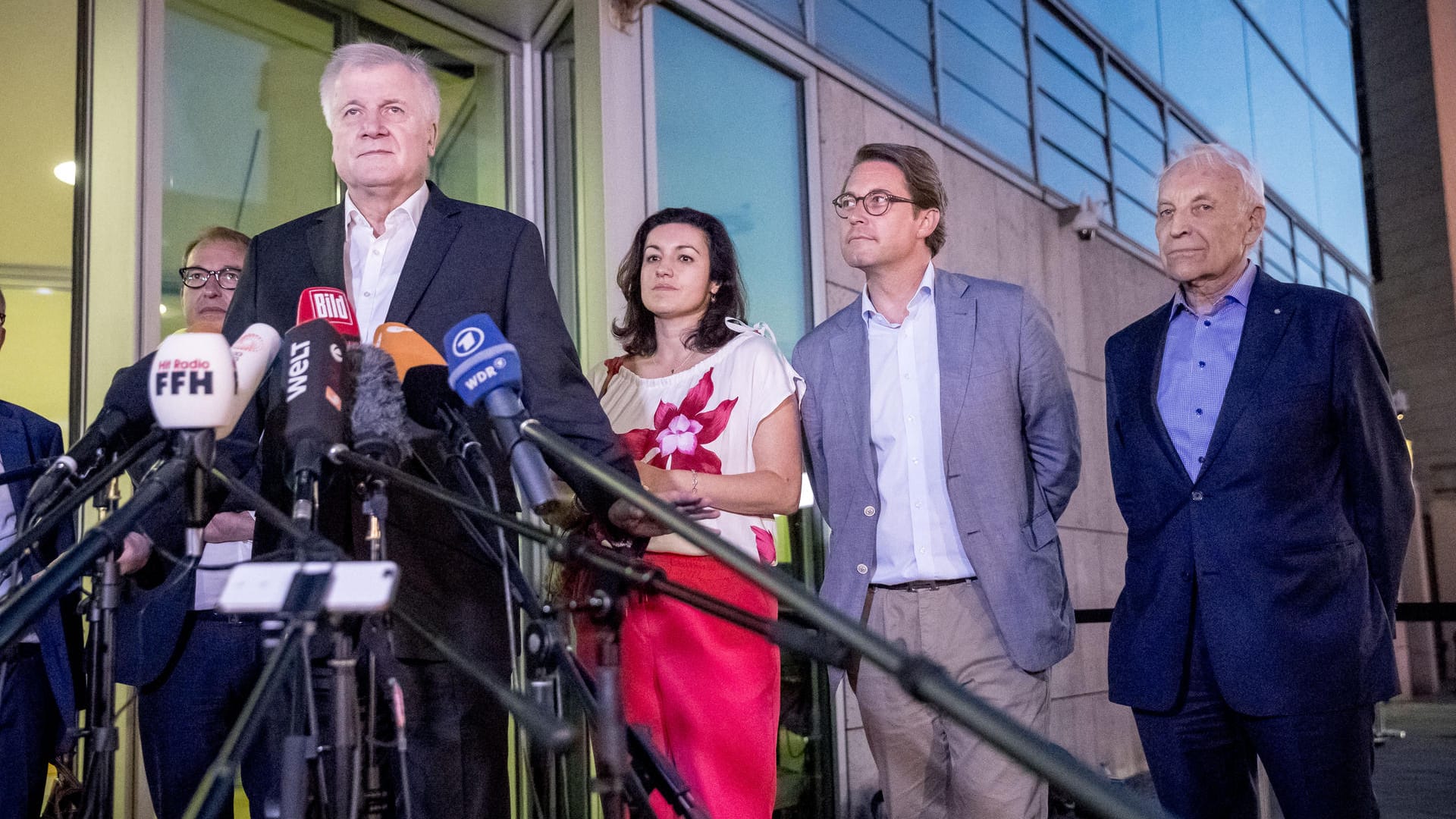 Horst Seehofer verkündet die Einigung, neben ihm stehen Alexander Dobrindt (l-r), Dorothee Bär, Andreas Scheuer und Edmund Stoiber: Als er ansetzte, rief ein Zuschauer dazwischen.