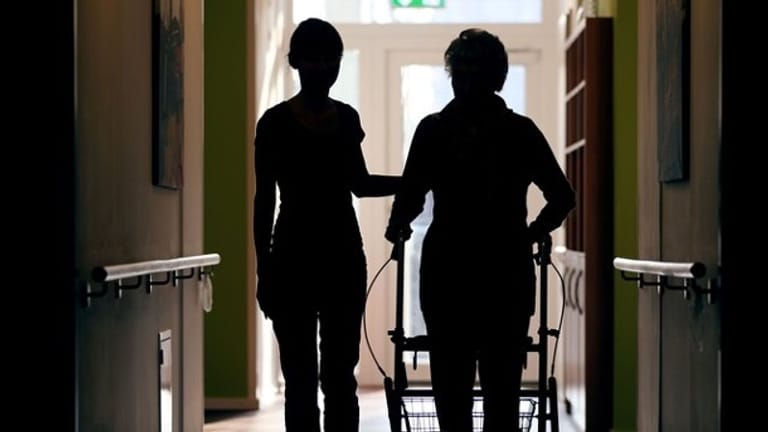 Pflegerin und Seniorin in einem Altenheim