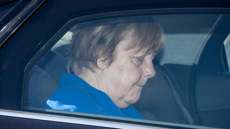 Merkel fährt am Montagabend in ihrer Limouse von einer Verhandlung zur nächsten.