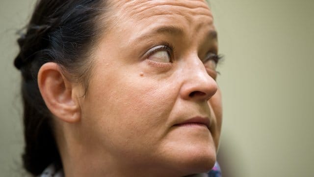Die Angeklagte Beate Zschäpe sitzt im Gerichtssaal an ihrem Platz.
