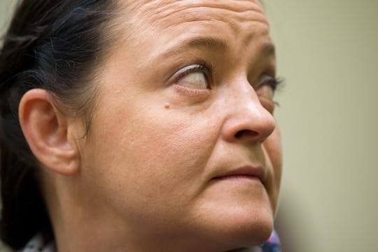 Die Angeklagte Beate Zschäpe sitzt im Gerichtssaal an ihrem Platz.