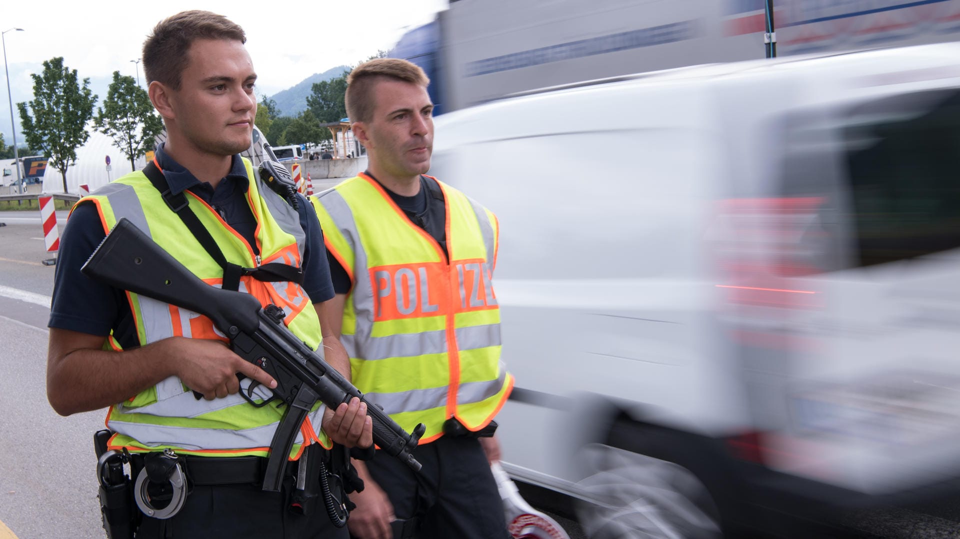 Bundespolizisten kontrollieren an der deutsch-österreichischen Grenze Fahrzeuge: CDU und CSU wollen dort Transitzentren für bereits in anderen EU-Ländern registrierte Flüchtlinge einrichten. Bundespolizisten kontrollieren an der deutsch-österreichischen Grenze Fahrzeuge: CDU und CSU wollen dort Transitzentren für bereits in anderen EU-Ländern registrierte Flüchtlinge einrichten.