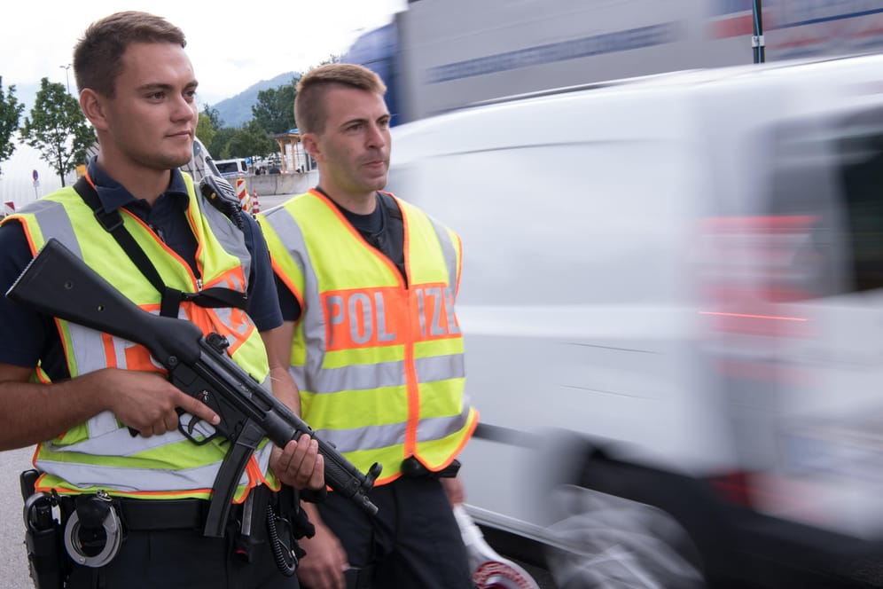 Bundespolizisten kontrollieren an der deutsch-österreichischen Grenze Fahrzeuge: CDU und CSU wollen dort Transitzentren für bereits in anderen EU-Ländern registrierte Flüchtlinge einrichten.