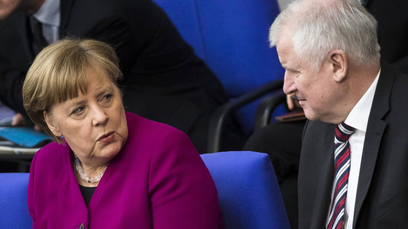 Bundeskanzlerin Angela Merkel und Innenminister Horst Seehofer im Bundestag: Für die deutschsprachige Presselandschaft ist der Asyl-Kompromiss nicht das Ende der Streitigkeiten zwischen CDU und CSU.