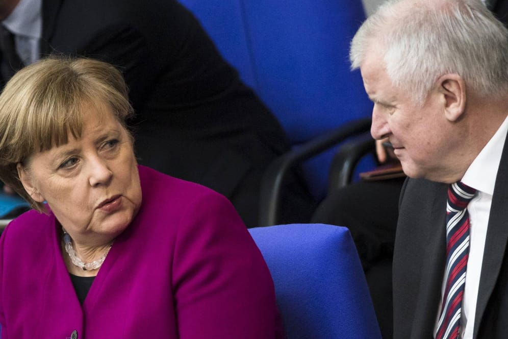 Bundeskanzlerin Angela Merkel und Innenminister Horst Seehofer im Bundestag: Für die deutschsprachige Presselandschaft ist der Asyl-Kompromiss nicht das Ende der Streitigkeiten zwischen CDU und CSU.