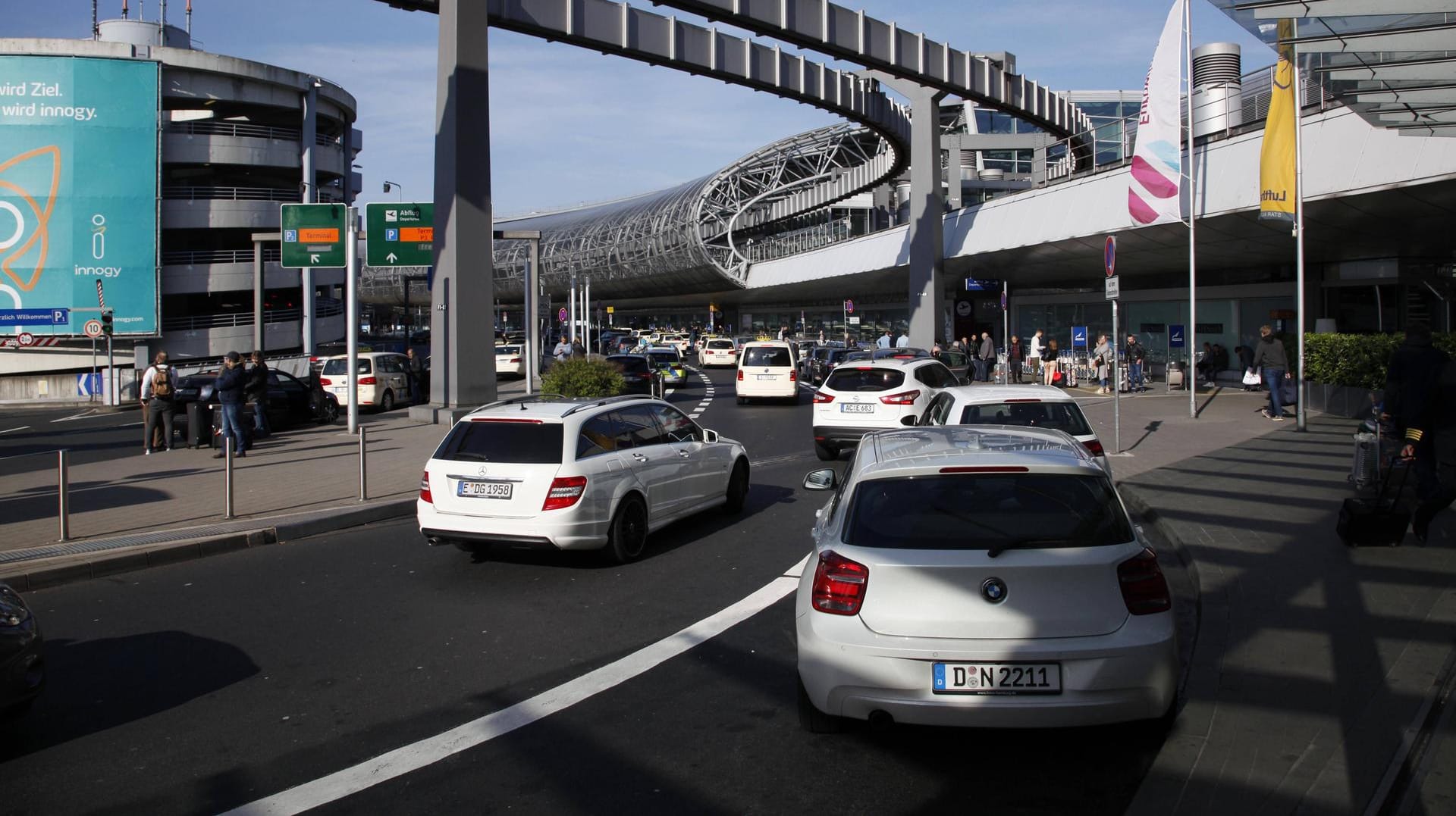 Zufahrt zum Flughafen Düsseldorf: Der Vorfall ereignete sich im Ankunftsbereich des Airports.