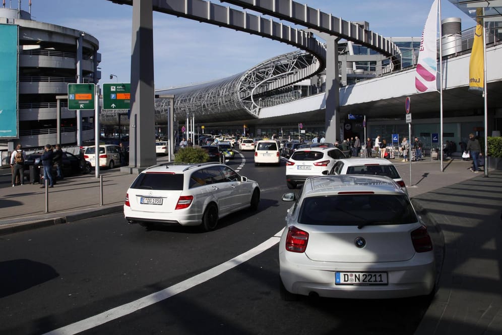 Zufahrt zum Flughafen Düsseldorf: Der Vorfall ereignete sich im Ankunftsbereich des Airports.