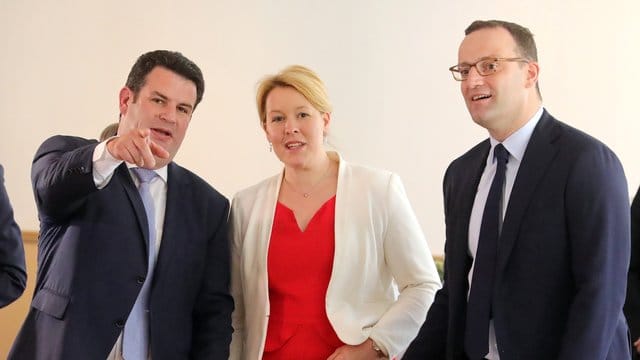 Bundesarbeitsminister Hubertus Heil (l-r), Bundesfamilienministerin Franziska Giffey und Bundesgesundheitsminister Jens Spahn (CDU) bei der Vorstellung der "Konzertierten Aktion Pflege" in Berlin. Bundesarbeitsminister Hubertus Heil (l-r), Bundesfamilienministerin Franziska Giffey und Bundesgesundheitsminister Jens Spahn (CDU) bei der Vorstellung der "Konzertierten Aktion Pflege" in Berlin.