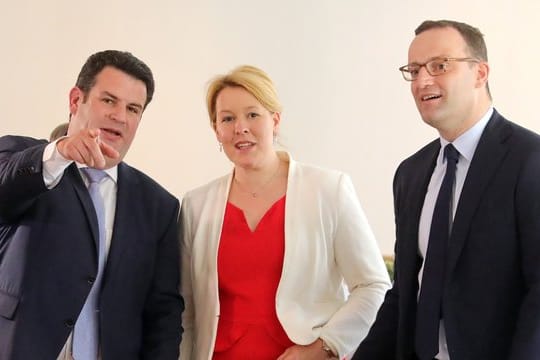 Bundesarbeitsminister Hubertus Heil (l-r), Bundesfamilienministerin Franziska Giffey und Bundesgesundheitsminister Jens Spahn (CDU) bei der Vorstellung der "Konzertierten Aktion Pflege" in Berlin.